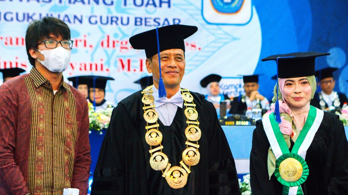 foto bersama rektor Universitas Hang Tuah dan Prof. Dr Nungki