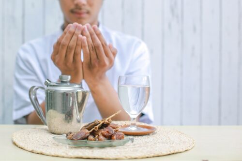 iftar-dish-with-muslim-man-hand-praying-allah