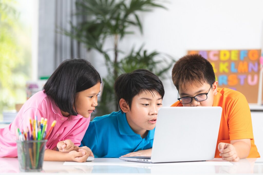 Anak-anak yang mempunyai berat badan ideal sedang belajar bersama dengan laptop.
