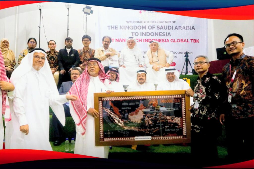 Prof Nurul menyerahkan peta Indonesia kepada utusan dari Kerajaan Arab Saudi