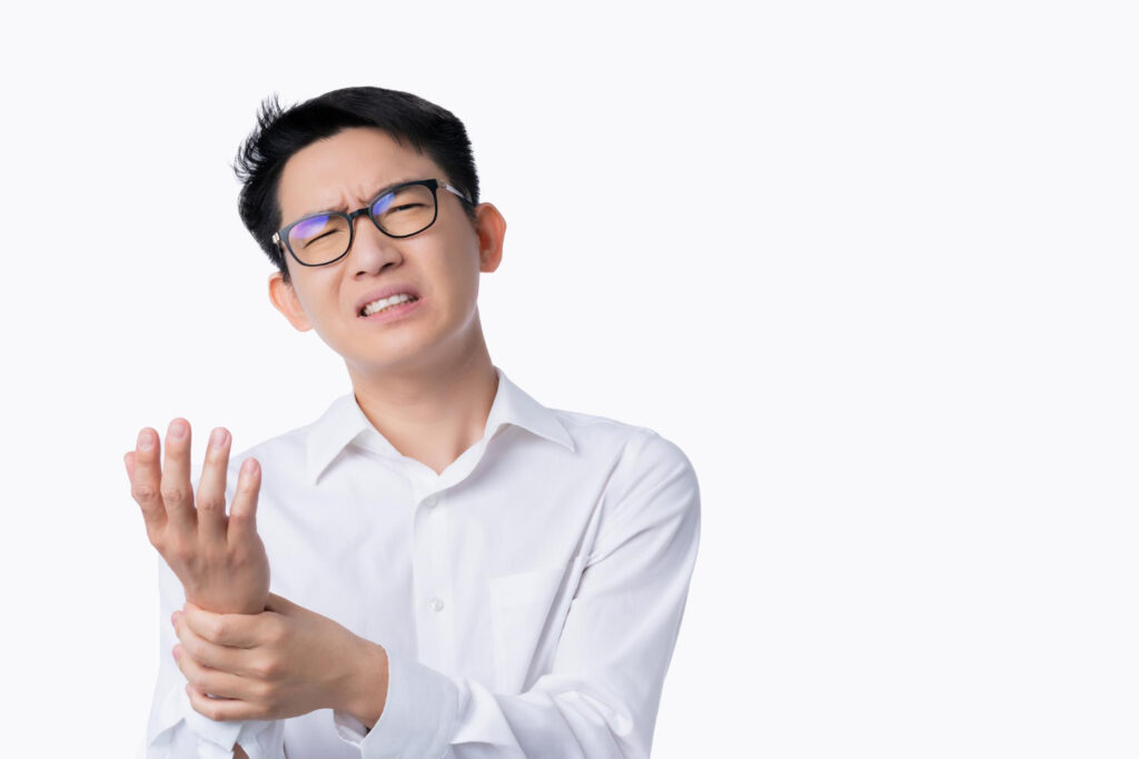 Sakit nyeri sendi. Gambar ilustrasi seorang pemuda berkacamata