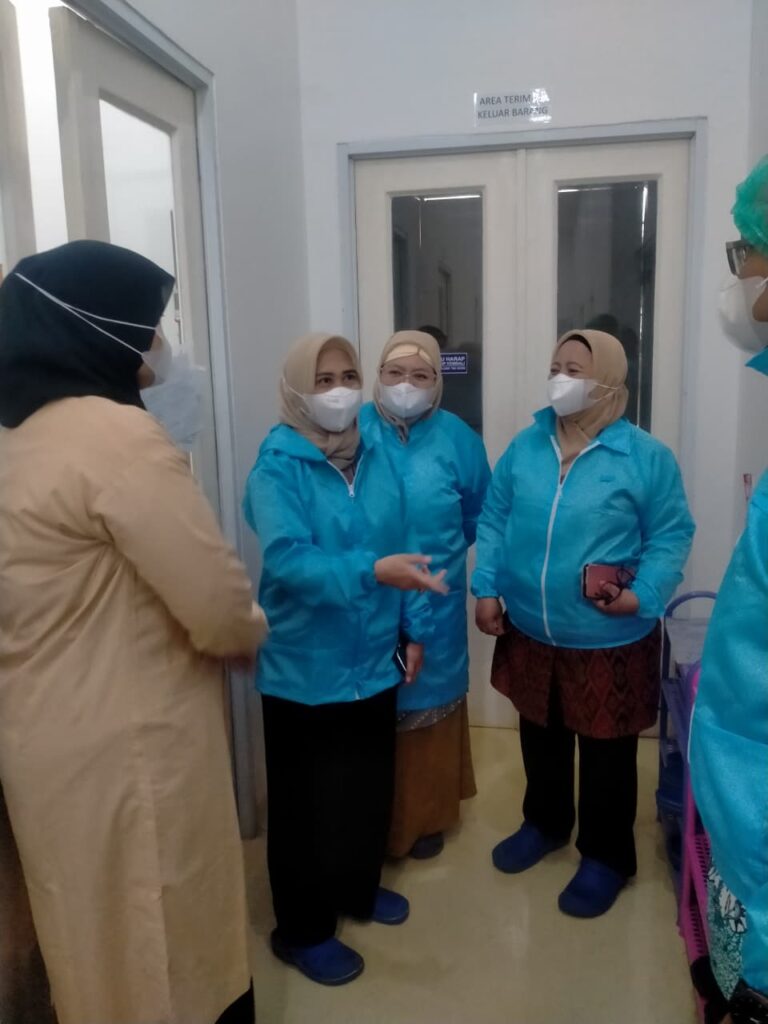 Prof Heny dan Prof Mega melakukan kunjungan ke pabrik Herbaltama