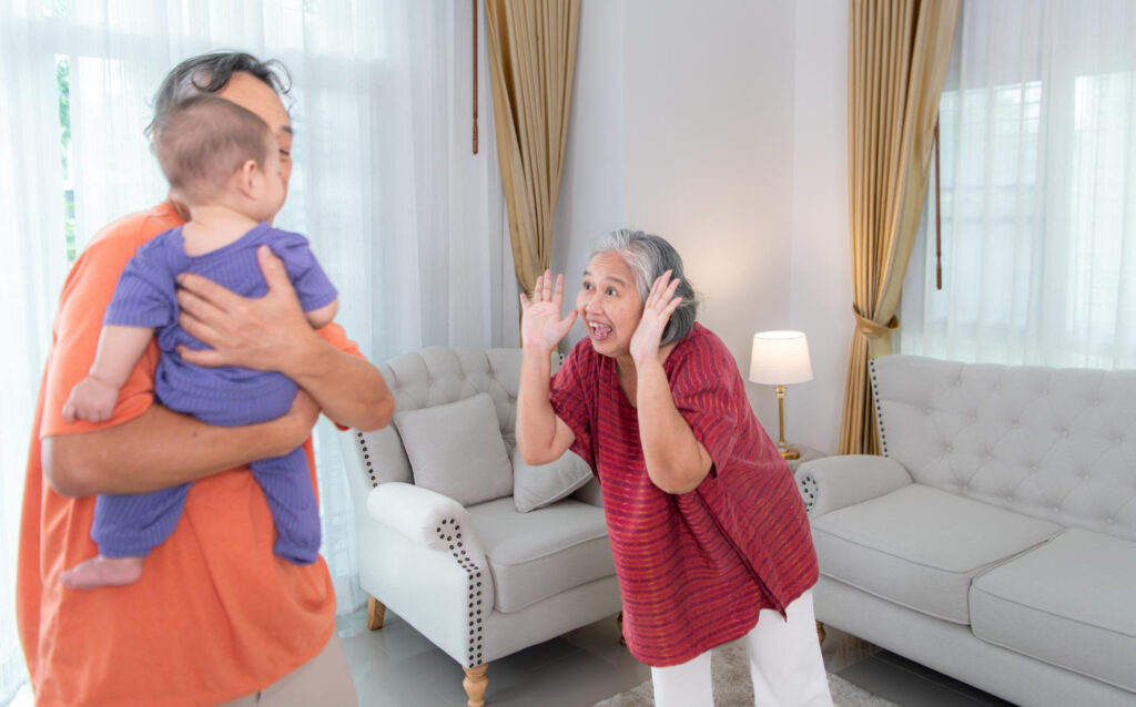 Kakek Nenek bermain dengan cucunya, sehat sampai tua bersama nano propolis