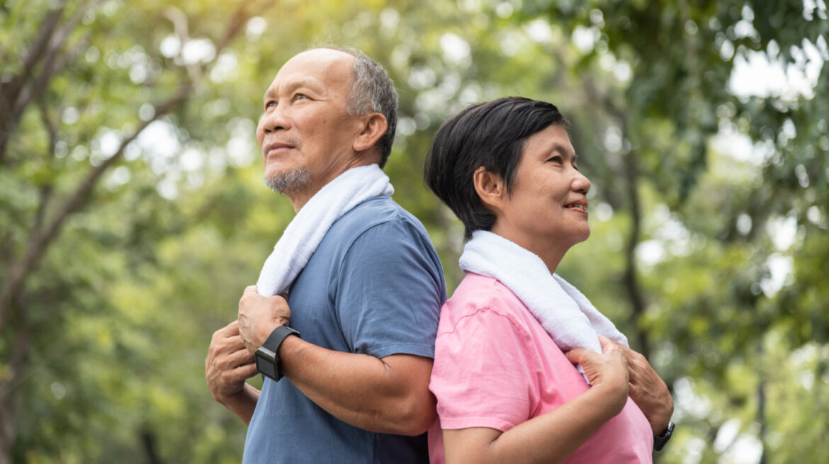 sepasang kakek nenek di taman