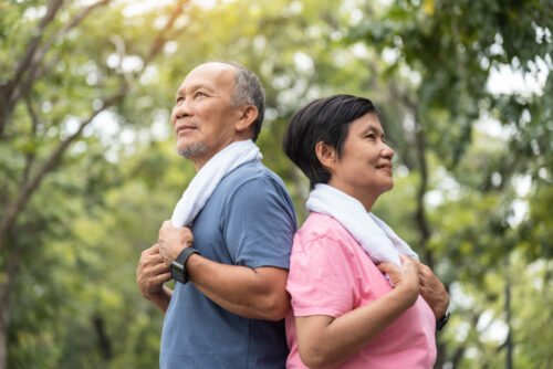 sepasang kakek nenek di taman