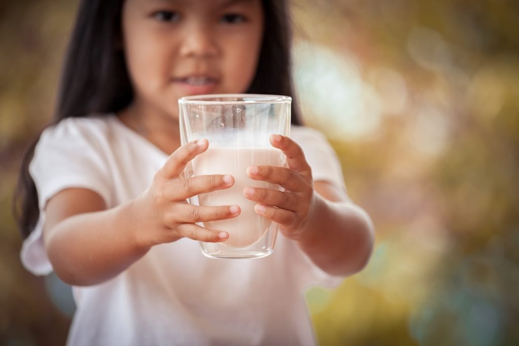 Anak kecil menyukai minum susu